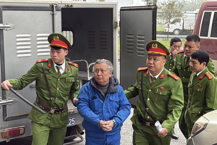 Các bị cáo được dẫn giải tới phiên toà