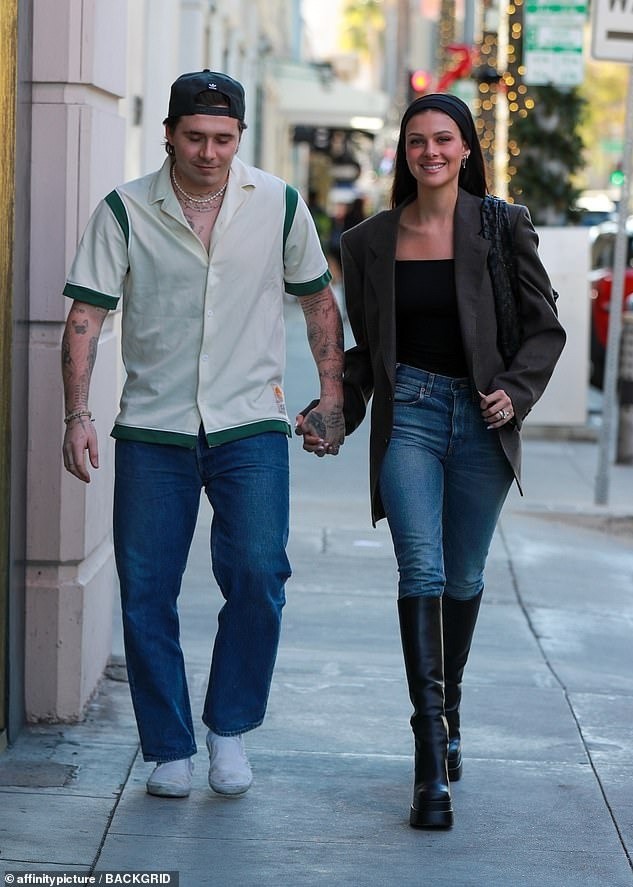 Vogue nhận xét đôi uyên ương có gu mặc nổi bật trong làng giải trí, chinh phục cả thời trang thảm đỏ lẫn phong cách đường phố bằng những bộ đồ hài hòa, ăn ý.