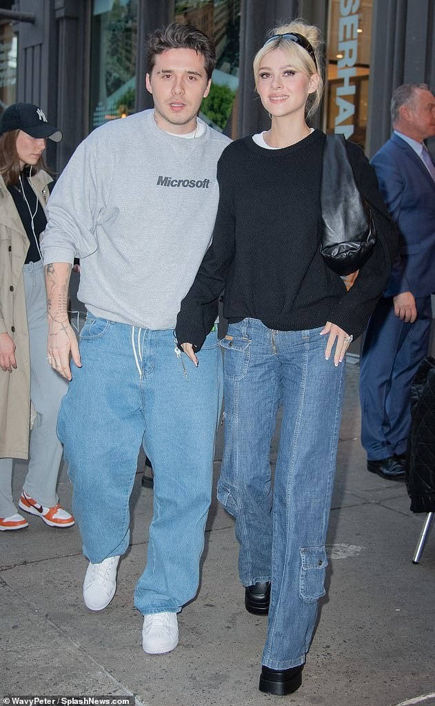 Dịp khác, họ cùng kết hợp sweatshirt và quần jeans. Ảnh: SplashNews
