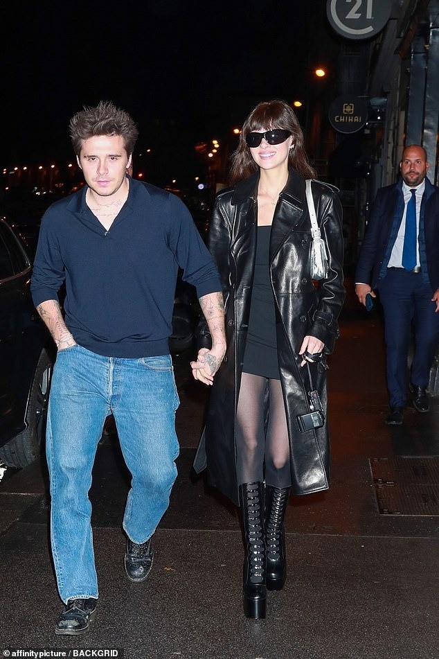 Trong một lần đi ăn tối, Nicola nổi bật với váy ngắn và áo khoác da, giày bốt cảm hứng Mary Jane. Brooklyn phối áo polo với quần jeans. Trang phục của cả hai toát lên vẻ tự nhiên, thoải mái và ngầu.