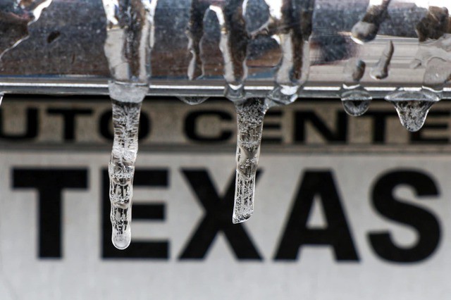 Băng hình thành bám trên chiếc ôtô ở Texas ngày 25-1. Ảnh: AP