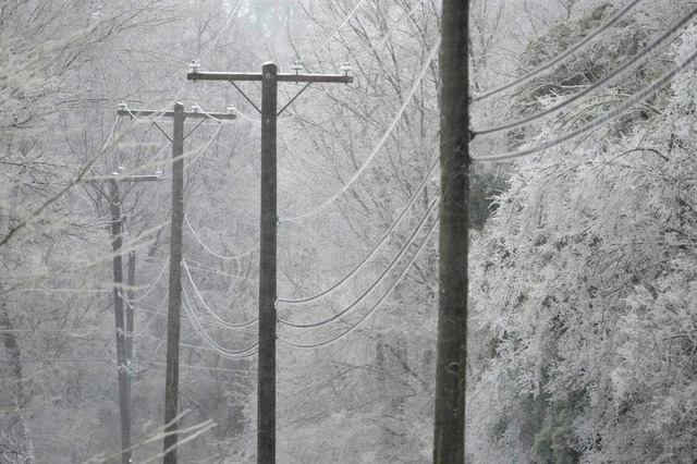 Hình ảnh đường dây điện phủ đầy băng tuyết trong do bão mùa đông ở Tennessee ngày 25-1. Ảnh: AP