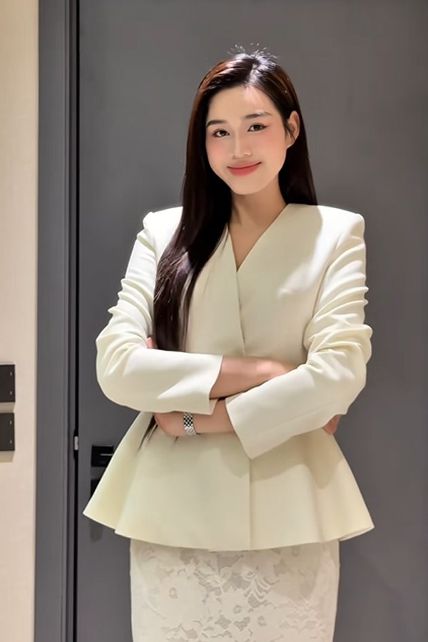 Thực tế, Đỗ Thị Hà ở tuổi ngoài đôi mươi nên sắc vóc của cô vẫn luôn trẻ đẹp và căng tràn sức sống. Cô sở hữu cả 2 điều mà phụ nữ ai cũng muốn, đó là nhất dáng, nhì da. Đỗ Thị Hà là người đẹp sở hữu làn da trắng ngần cùng đôi chân dài nuột nà gợi cảm.