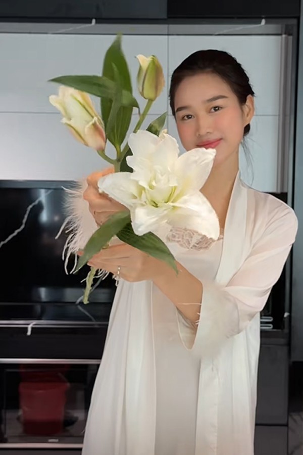 Bên cạnh đó, việc chăm chút nhan sắc bằng sức khỏe tinh thần cũng giúp Đỗ Thị Hà xinh đẹp hơn. Những lúc ở nhà, cô thư giãn với việc cắm hoa, trang trí tổ ấm và đây là giây phút người đẹp được thả lỏng nhất.