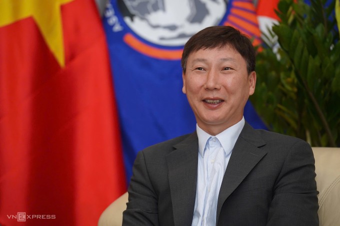 HLV Kim Sang-sik cười tươi khi nhắc lại những kỷ niệm trên hành trình dự U23 châu Á 2026. Ảnh: Hoàng Giang