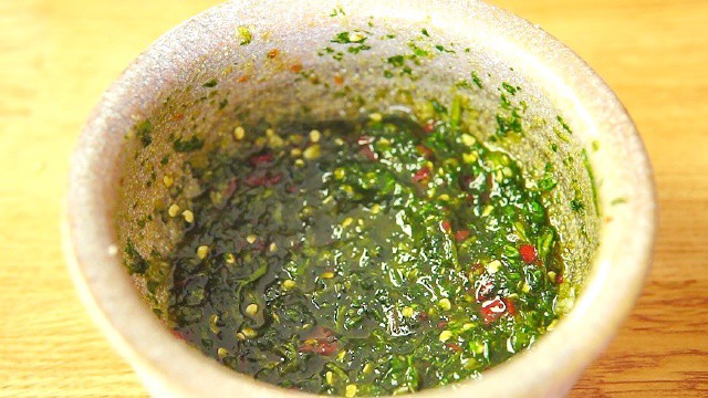 Nước mắm ngò là đặc sản của Nha Trang, chuyên dùng để chấm hải sản và ướp cá nướng. Đây là lựa chọn tuyệt vời khi gia đình chuyển qua ăn hải sản trong những ngày Tết.