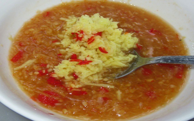 Nước mắm chấm có độ sệt vừa phải, không quá loãng, gừng và ớt vẫn còn lợn cợn.