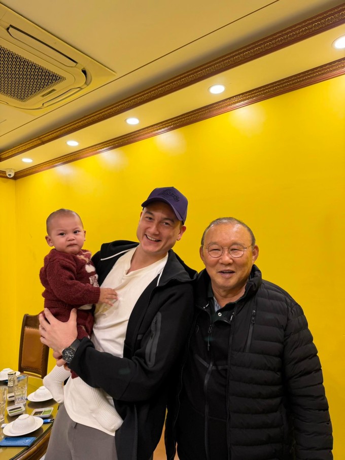 Bé Gấu cùng bố mẹ hội ngộ HLV Park Hang-seo tối 25/1.