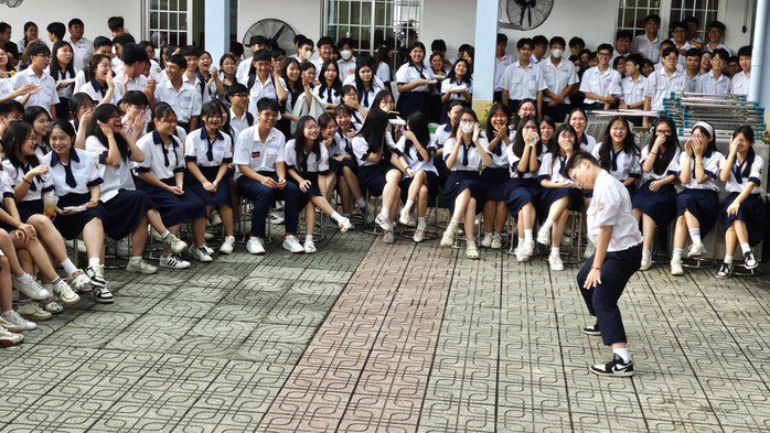 Học sinh Trường THPT Nguyễn Thái Bình trong giờ ra chơi không sử dụng điện thoại