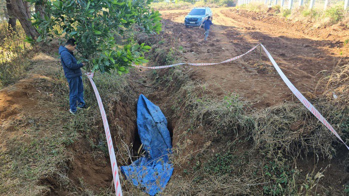 Hố đất rộng gần 1 m, dài 1,5 m, sâu khoảng 1 m, nghi được đào sẵn từ trước