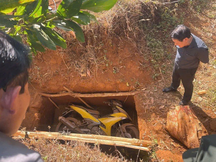 Lực lượng công an phát hiện chiếc xe máy - giống với xe của 2 tên cướp sử dụng - được chôn tại rãnh mương giữa Khu Công nghiệp Diên Phú và rừng phòng hộ Bắc Biển Hồ