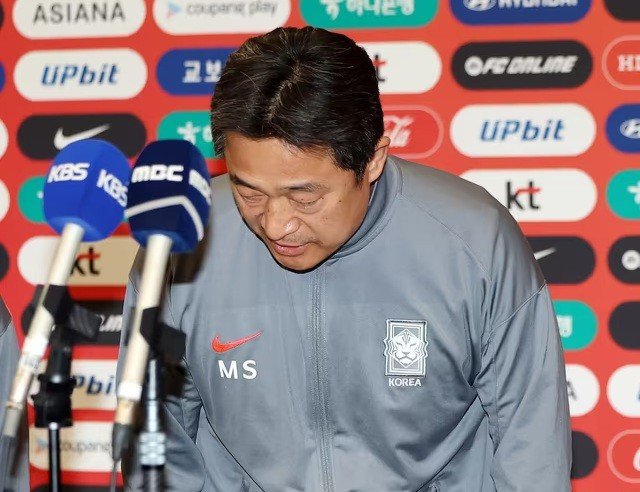 Về nước sau trận thua U23 Việt Nam, HLV U23 Hàn Quốc cúi đầu xin lỗi, sau đó mắng mỏ học trò - 1