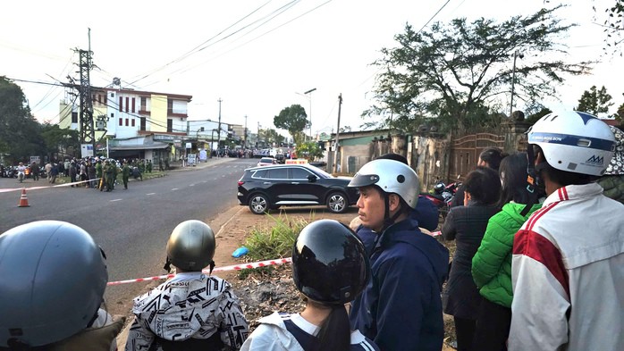 Rất nhiều người dân hiếu kỳ theo dõi quá trình khám xét nơi ở của đối tượng Trần Văn Trọng vì cho rằng công an bắt giữ các đối tượng cướp ngân hàng