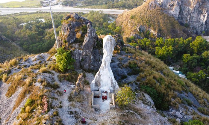 Danh thắng hòn Vọng Phu sau khi được Thanh Hóa chi 17 tỉ đồng để gia cố. Ảnh: Tuấn Minh