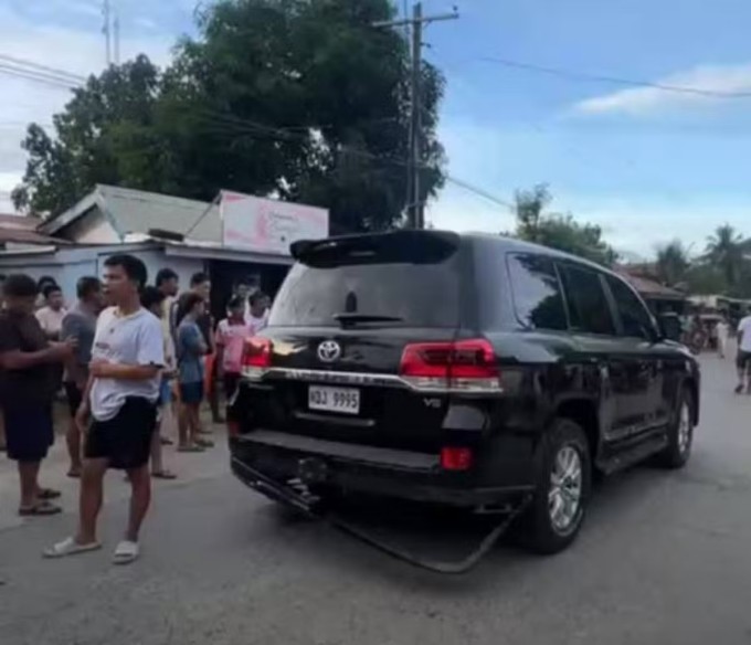 Xe bọc thép chở Thị trưởng Ampatuan bị hư hỏng nhẹ sau cuộc phục kích. Ảnh: Văn phòng Thị trưởng Shariff Aguak