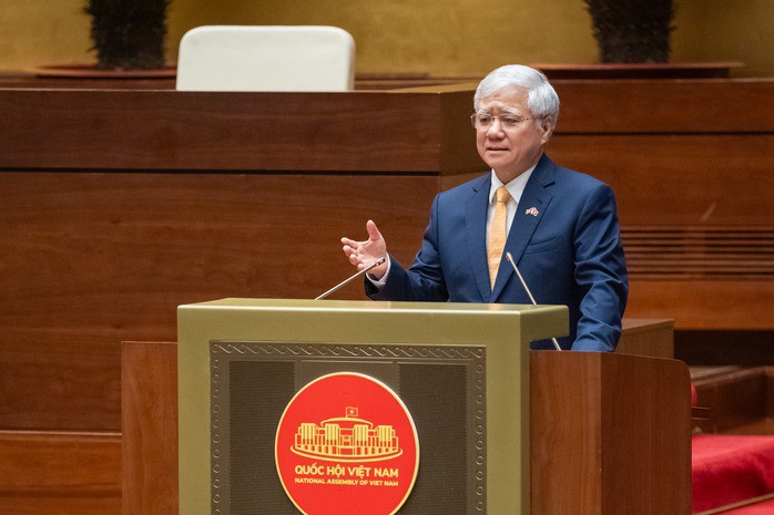 Ủy viên Bộ Chính trị, Phó Bí thư Thường trực Đảng ủy Quốc hội, Phó Chủ tịch Thường trực Quốc hội Đỗ Văn Chiến thông báo nhanh kết quả Đại hội XIV của Đảng