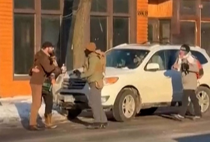 Người mặc áo khoác nâu bám vào Alex Pretti (trái) khi đụng độ đặc vụ liên bang sáng ngày 24/1. Ảnh: ABC News