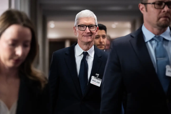Thu nhập của Tim Cook giảm so với năm 2024. Ảnh: BI