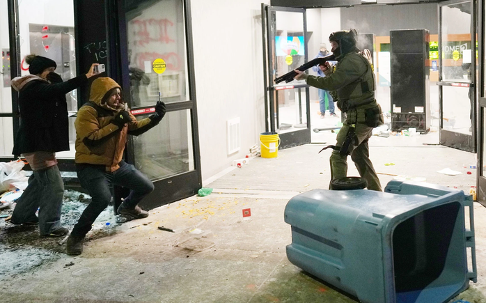 Người biểu tình vây khách sạn nghi có đặc vụ ICE lưu trú tại TP Minneapolis. Ảnh: AP