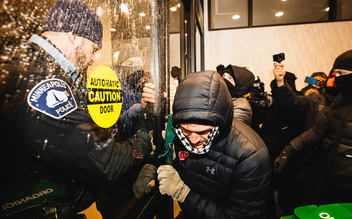 Khách sạn ở Minneapolis trở thành mục tiêu của người biểu tình. Ảnh: ZUMAPRESS.com/Avalon