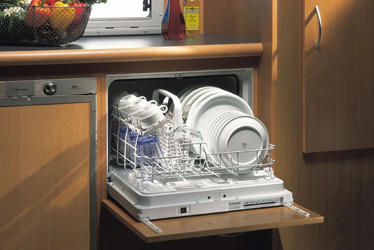 Các mẫu âm tủ có tính thẩm mỹ cao nhưng chi phí không hề rẻ và cần không gian bếp được thiết kế sẵn.