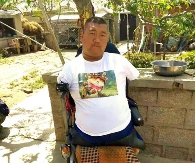 Cậu bé không tay, không chân và nghị lực phi thường. Ảnh: 163.com