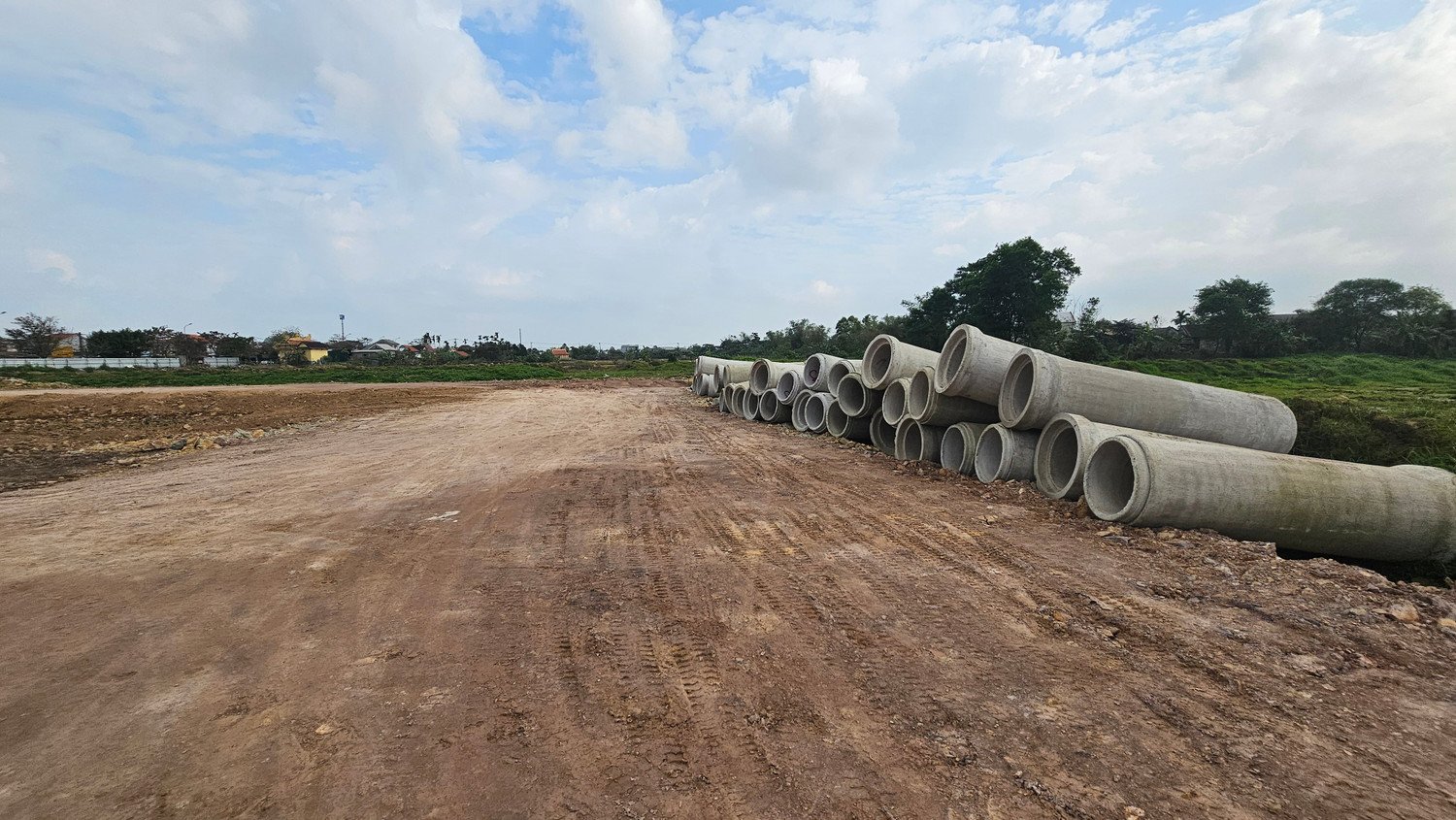 Dự án Regal Capital nằm ven Quốc lộ 1 và sông Bồ, gồm nhiều mặt tiền, được đánh giá thuộc vị trí đắc địa tạo điểm nhấn phát triển đô thị ở phía bắc TP. Huế.