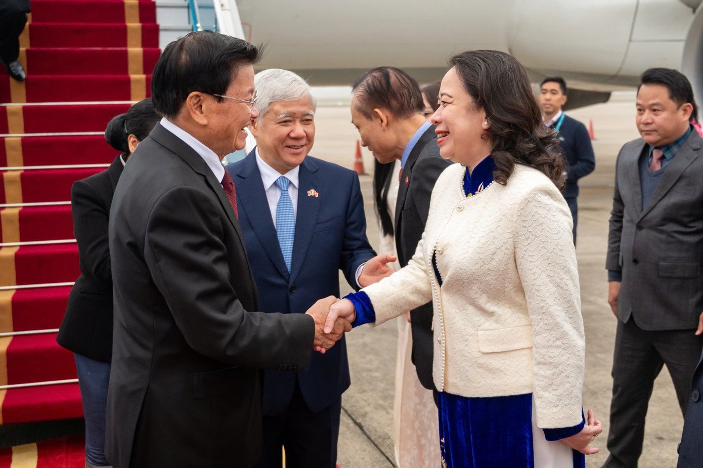 Tổng Bí thư, Chủ tịch nước Lào Thongloun Sisoulith và Phu nhân đến sân bay Nội Bài. Ảnh: Phạm Thắng