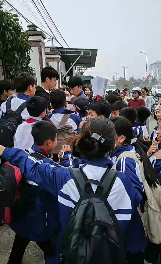 Các em học sinh vui mừng khi được thủ môn đội U23 Việt Nam tặng chữ kí