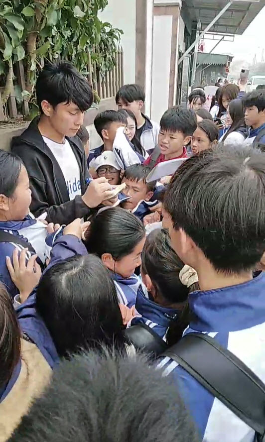 Các em học sinh vui mừng khi được thủ môn đội U23 Việt Nam tặng chữ kí