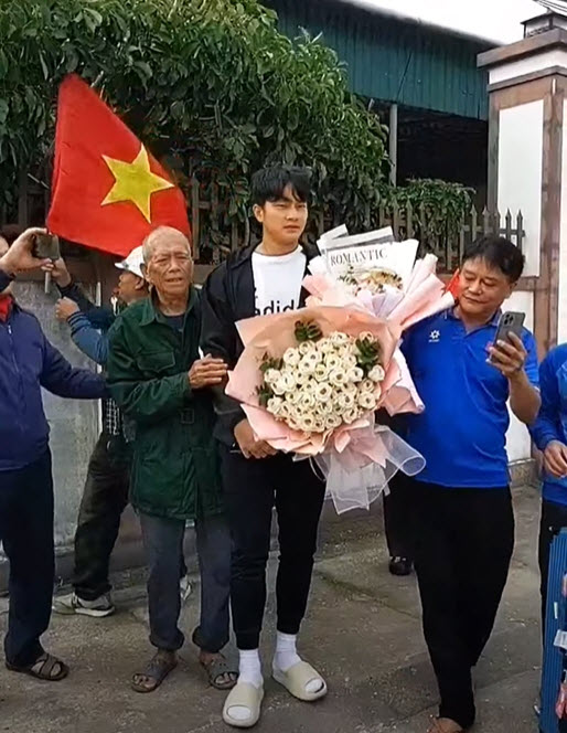 Rất đông người dân tới chúc mừng thủ môn Cao Văn Bình