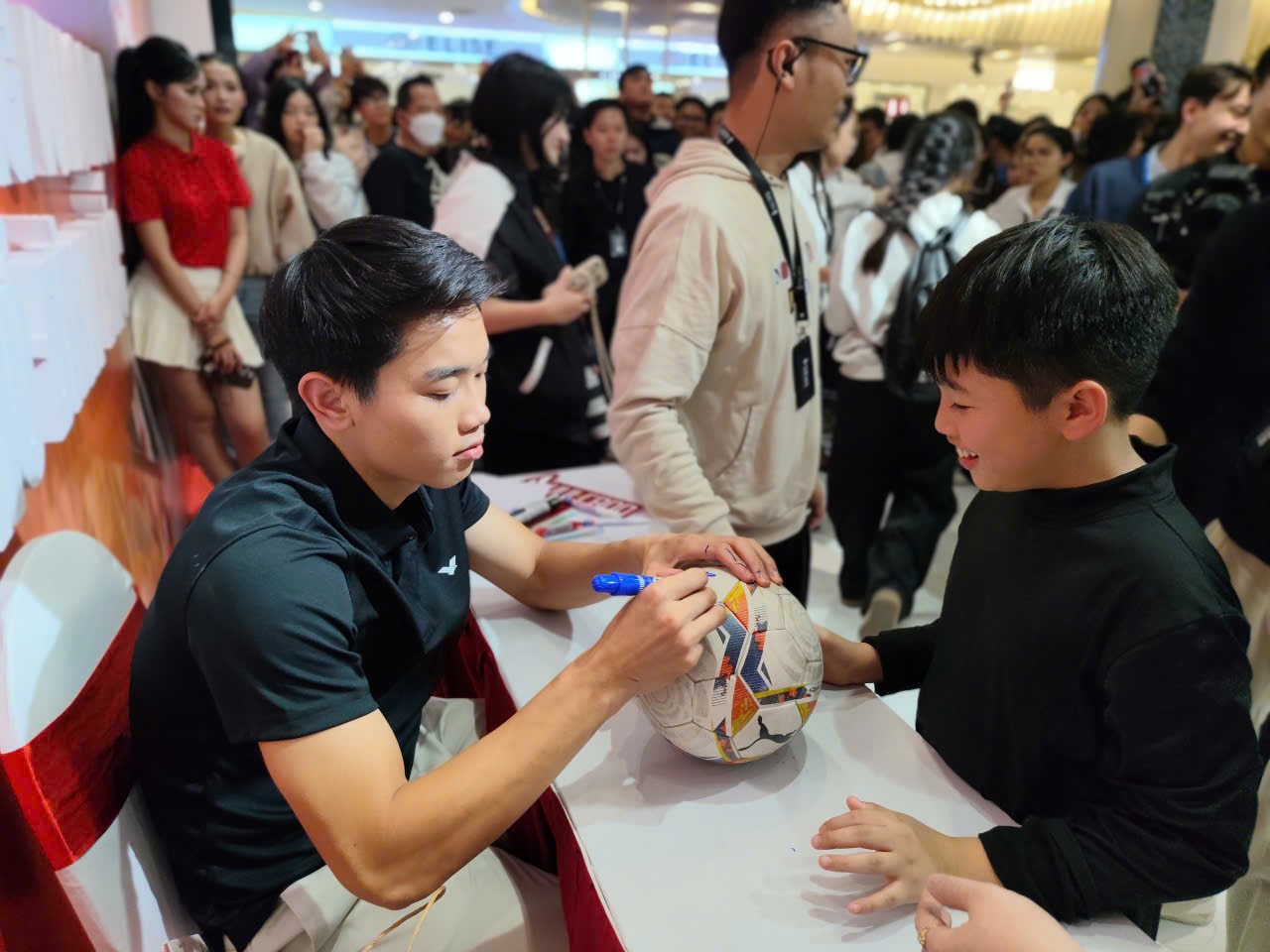 Fan nhí phấn khích khi được đứng rất gần với cầu thủ mình yêu mến