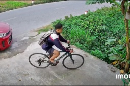 Clip: Tránh ô tô chuyển hướng, nam sinh đi xe đạp lao thẳng vào bụi chuối ven đường
