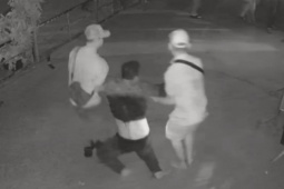 Camera ghi cảnh nam thanh niên bị nhóm người đánh gục tại nhà dân