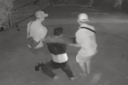 Camera ghi cảnh nam thanh niên bị nhóm người đánh gục tại nhà dân