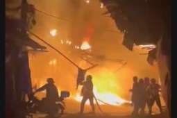 Cháy lớn ở TPHCM thiêu rụi nhiều căn nhà trong đêm