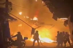 Cháy lớn ở TPHCM thiêu rụi nhiều căn nhà trong đêm