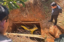 Truy tìm manh mối các đối tượng cướp ngân hàng từ hố đất nghi chôn giấu xe máy