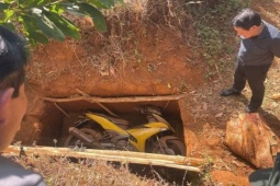 Truy tìm manh mối các đối tượng cướp ngân hàng từ hố đất nghi chôn giấu xe máy