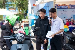 Sự kiện Đổi xăng lấy điện: Người dân TP.HCM nườm nượp “chốt” xe máy điện VinFast đi Tết