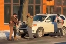 Phút hỗn loạn trước khi đặc vụ liên bang bắn 10 phát vào công dân Mỹ