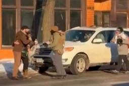 Phút hỗn loạn trước khi đặc vụ liên bang bắn 10 phát vào công dân Mỹ