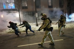 Căng thẳng leo thang, ông Donald Trump tuyên bố rút đặc vụ ICE khỏi Minneapolis