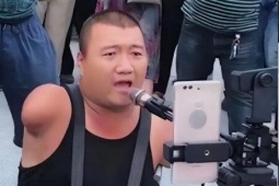 Nhờ sự nghiêm khắc của mẹ, con trai 'không tay chân' dùng miệng nuôi cả gia đình