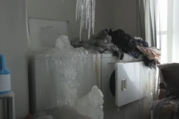 Chủ 'khóc ròng' khi thấy nhà thành 'lâu đài băng' do người thuê tiết kiệm điện