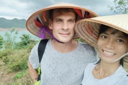 Cô gái thề 'cả đời độc thân' bỗng có chồng sau nửa tháng