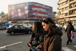 Iran đăng cảnh báo Mỹ giữa quảng trường trung tâm khi nhóm tàu sân bay tiến vào Trung Đông