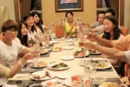 Tin nhắn ngân hàng đến sau buổi họp lớp khiến chàng trai sững sờ