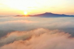 Bình minh sắc hồng giữa đại ngàn Măng Đen