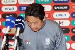 Về nước sau trận thua U23 Việt Nam, HLV U23 Hàn Quốc cúi đầu xin lỗi, sau đó mắng mỏ học trò